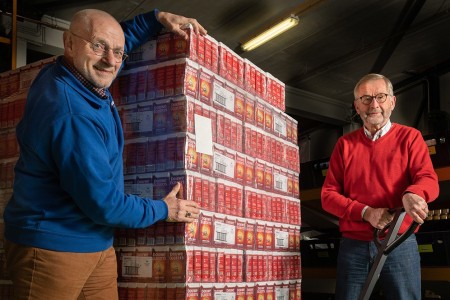 Voorzitter Frans Rouwenhoff (l) van Voedselbank Raalte e.o. ontvangt de pallet met DE-koffie van Roel Kamping van Lionsclub Raalte. 